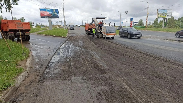 Дорожные рабочие восстанавливают асфальтовое покрытие на улицах Костромы