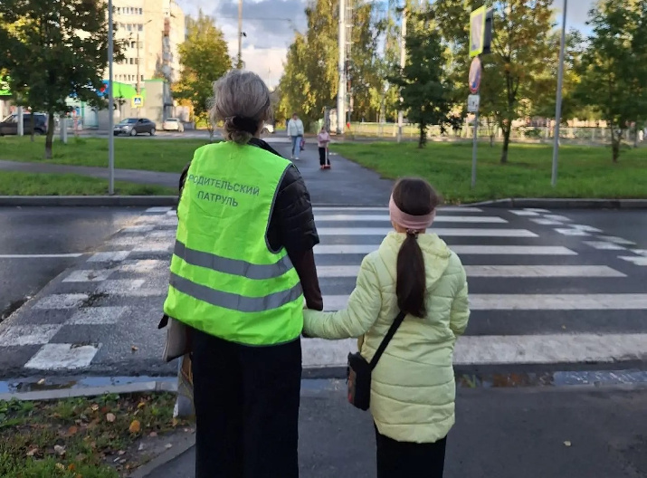 Родительские патрули помогают костромским школьникам безопасно переходить дорогу
